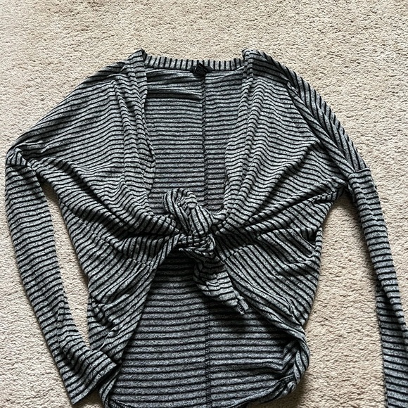 🌸 RUE 21 BLACK AND GRAY STRIPED BUTTON DOWN CARDIGAN SIZE S - Picture 3 of 5